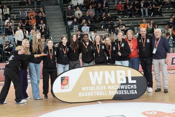 WNBL-Team (U18w Jugendbundesliga) holt 3.Platz bei der Deutschen Meisterschaft in Berlin - MTV-Trainerin Doris Schuck wurde vom Deutschen Basketball Bund mit dem Award 