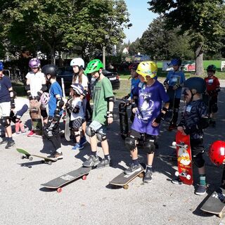 Skateboard mit High Five